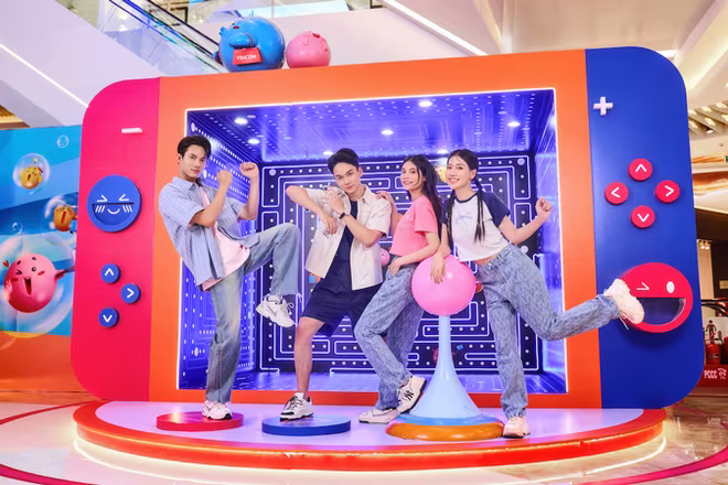 Đụng độ nhóm bạn trẻ trong trang phục ADLV đangtạo dáng cực chất tại siêu máy game khổng lồ chỉ có tại Vincom Mega Mall Smart City