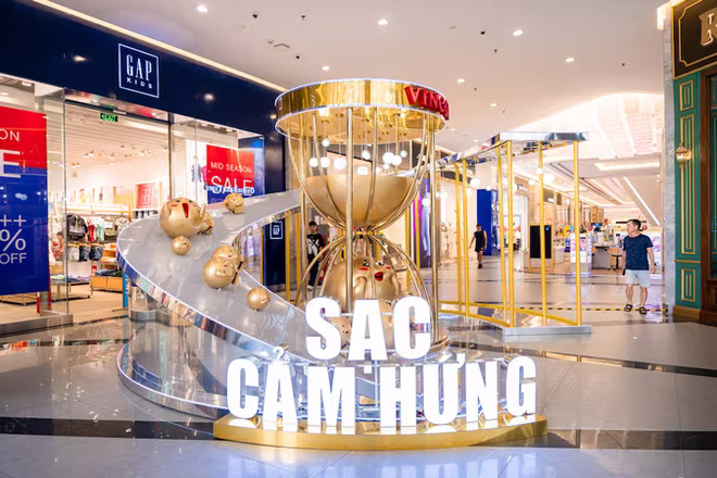 Mô hình đồng hồ cát với tone màu vàng gold chủ đạo hứa hẹn là điểm check-in sang chảnh cho các “dân chơi” Sài Thành