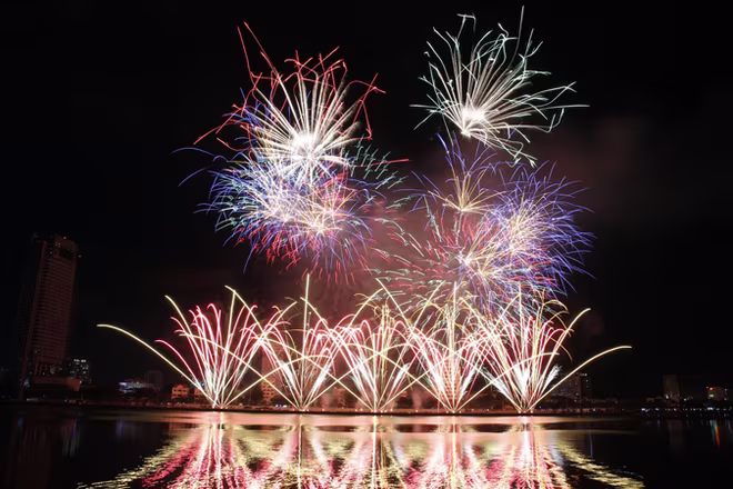 Những màn pháo hoa rực rỡ tỏa sáng mặt sông Hàn