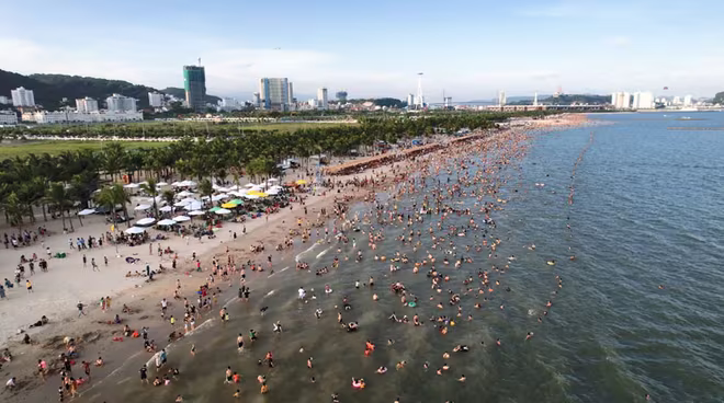 Du khách tắm biển Bãi Cháy tháng 7/2023. Du khách tắm biển Bãi Cháy tháng 7/2023.