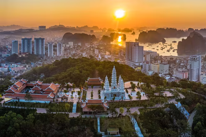 Toàn cảnh quần thể tâm linh Bảo Hải Linh Thông Tự trên đồi Ba Đèo, Hạ Long. Toàn cảnh quần thể tâm linh Bảo Hải Linh Thông Tự trên đồi Ba Đèo, Hạ Long.