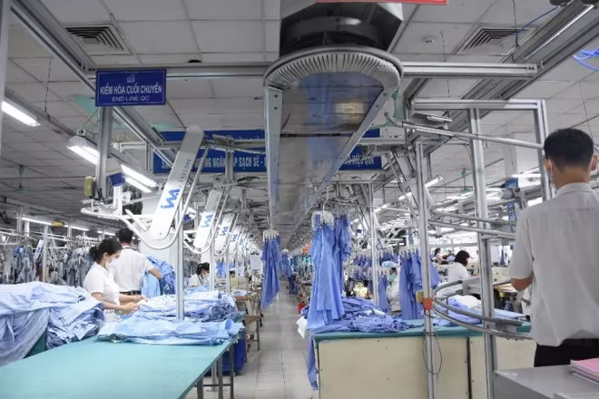 Dây chuyền sản xuất của Công ty cổ phần May 10 Dây chuyền sản xuất của Công ty cổ phần May 10