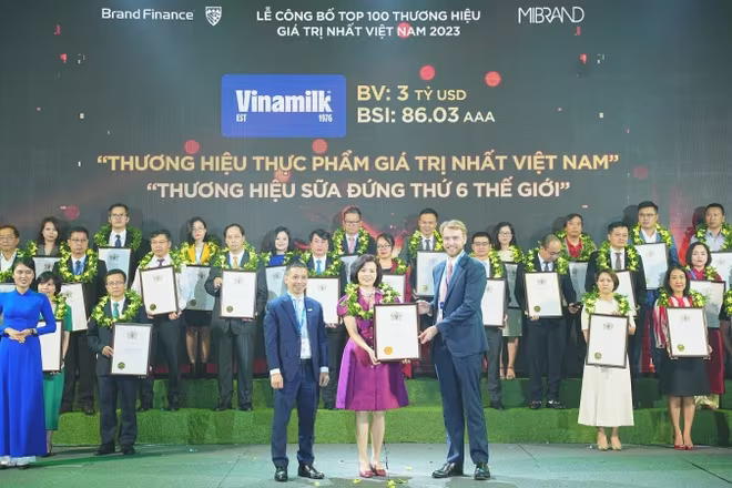 Bà Bùi Thị Hương, Giám đốc Điều hành, đại diện Vinamilk đón nhận các chứng nhận từ Brand Finance - Ảnh: Mibrand Bà Bùi Thị Hương, Giám đốc Điều hành, đại diện Vinamilk đón nhận các chứng nhận từ Brand Finance - Ảnh: Mibrand