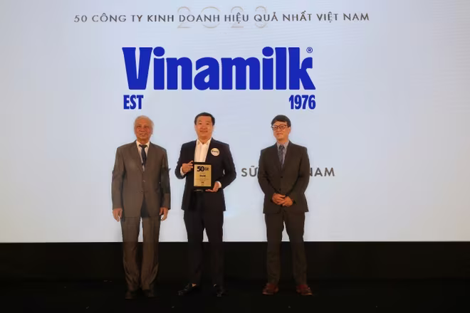 Ông Đỗ Thanh Tuấn - Giám đốc đối ngoại Vinamilk - nhận danh hiệu Top 50 Công ty kinh doanh hiệu quả nhất Việt Nam. Ông Đỗ Thanh Tuấn - Giám đốc đối ngoại Vinamilk - nhận danh hiệu Top 50 Công ty kinh doanh hiệu quả nhất Việt Nam.