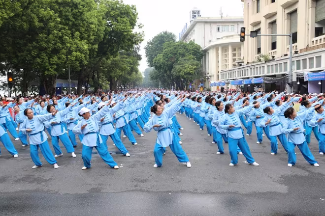 Hoạt động thể dục kết hợp với dinh dưỡng sẽ đem lại sức khỏe tốt cho người cao tuổi. Hoạt động thể dục kết hợp với dinh dưỡng sẽ đem lại sức khỏe tốt cho người cao tuổi.