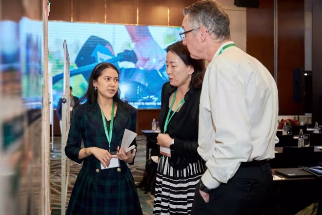 PGS. Lê Mỹ Loan Phụng (bìa trái) đang trao đổi với các nhà khoa học tại Hội nghị quốc tế lần thứ 14 “Advanced Lithium Batteries for Automobile Applications”, tháng 11/2023 (Ảnh: NVCC) PGS. Lê Mỹ Loan Phụng (bìa trái) đang trao đổi với các nhà khoa học tại Hội nghị quốc tế lần thứ 14 “Advanced Lithium Batteries for Automobile Applications”, tháng 11/2023 (Ảnh: NVCC)