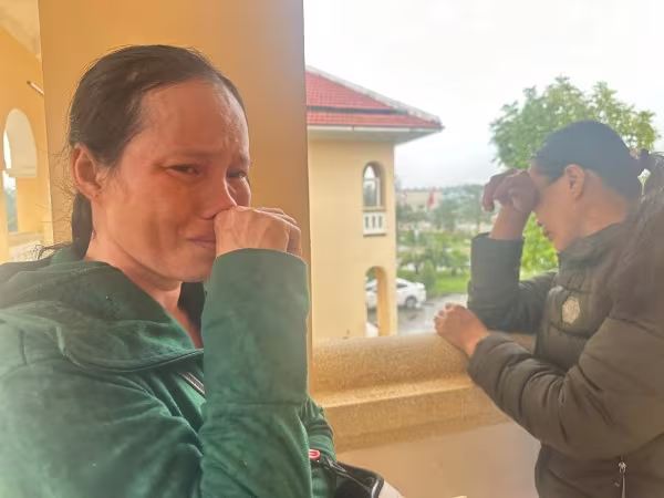 Chị Đỗ Thị Thanh Thủy xúc động khi kể về hoàn cảnh gia đình mà 4 mẹ con chị phải gánh chịu Chị Đỗ Thị Thanh Thủy xúc động khi kể về hoàn cảnh gia đình mà 4 mẹ con chị phải gánh chịu