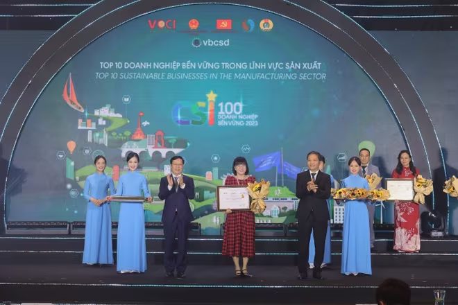Đại diện Vinamilk nhận giải thưởng Top 10 Doanh nghiệp bền vững trong lĩnh vực sản xuất Đại diện Vinamilk nhận giải thưởng Top 10 Doanh nghiệp bền vững trong lĩnh vực sản xuất