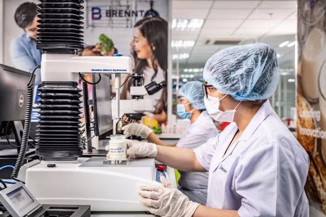 Dù mới đặt chân đến Việt Nam nhưng từ gần 30 năm trước, Brenntag đã hợp tác với các doanh nghiệp Việt Nam như công ty Tân Hiệp Phát để phát triển các sản phẩm đồ uống giải khát tốt cho sức khỏe người tiêu dùng Dù mới đặt chân đến Việt Nam nhưng từ gần 30 năm trước, Brenntag đã hợp tác với các doanh nghiệp Việt Nam như công ty Tân Hiệp Phát để phát triển các sản phẩm đồ uống giải khát tốt cho sức khỏe người tiêu dùng