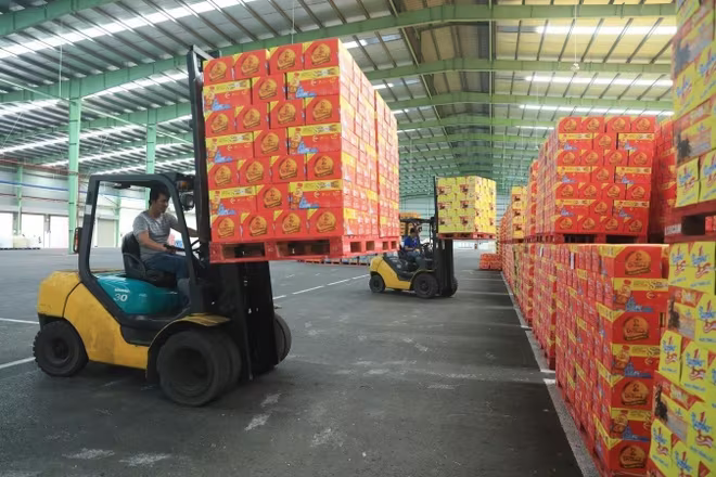 Các sản phẩm đồ uống giải khát của Tân Hiệp Phát được bảo quản, lưu trữ tại kho nhà máy trước khi đến tay người tiêu dùng Các sản phẩm đồ uống giải khát của Tân Hiệp Phát được bảo quản, lưu trữ tại kho nhà máy trước khi đến tay người tiêu dùng