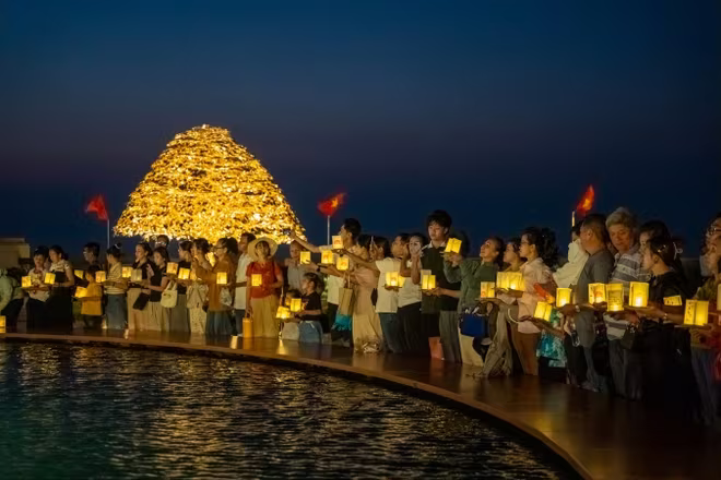 Dâng đăng trên đỉnh núi Bà Đen Dâng đăng trên đỉnh núi Bà Đen