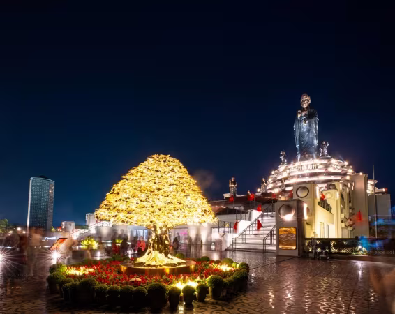 Cây bồ đề vàng đặt trang trọng tại quảng trường Tây Bổ Đà Sơn. Ảnh: Sun World Ba Den Mountain