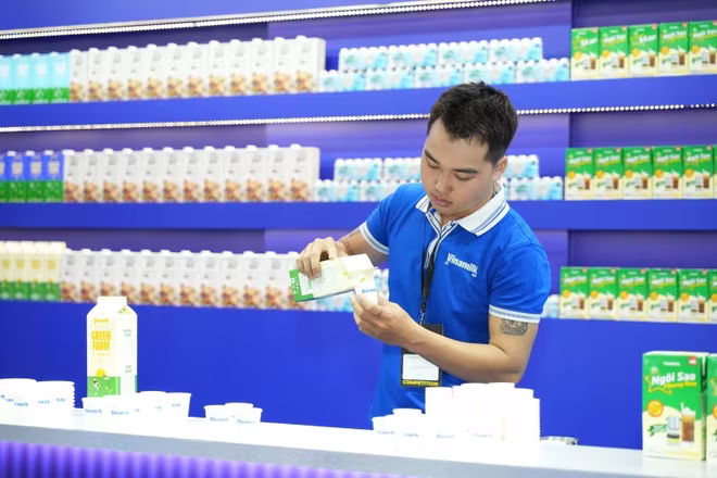 Tại gian hàng Vinamilk được thiết kế trẻ trung và hiện đại, người tham quan cũng có thể thưởng thức các đồ uống với hương vị độc đáo, được top barista lựa chọn pha chế và phục vụ tại chỗ Tại gian hàng Vinamilk được thiết kế trẻ trung và hiện đại, người tham quan cũng có thể thưởng thức các đồ uống với hương vị độc đáo, được top barista lựa chọn pha chế và phục vụ tại chỗ
