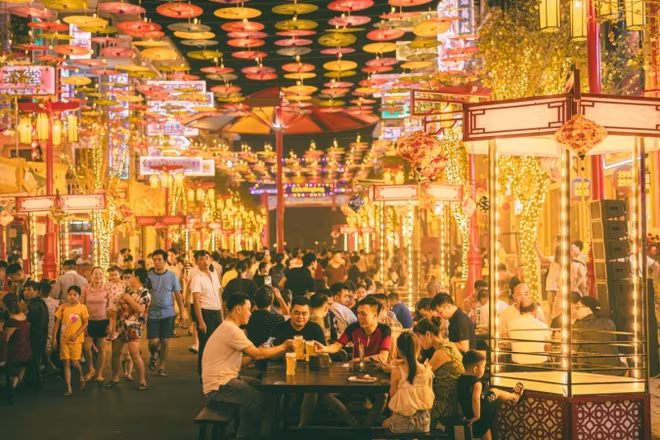 Du khách như lạc lối giữa chốn ăn chơi sôi động tại Little Hong Kong Du khách như lạc lối giữa chốn ăn chơi sôi động tại Little Hong Kong