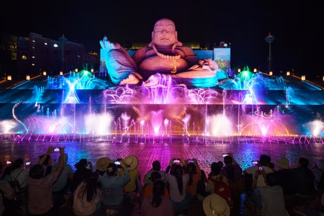 Xem show nhạc nước bên tượng Di Lặc là một trải nghiệm hấp dẫn vào buổi tối trên đỉnh núi Bà Đen. Ảnh: Sun World Ba Den Mountain Xem show nhạc nước bên tượng Di Lặc là một trải nghiệm hấp dẫn vào buổi tối trên đỉnh núi Bà Đen. Ảnh: Sun World Ba Den Mountain