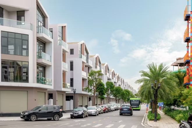 Shophouse nằm trong quần thể kinh doanh hấp dẫn nhà đầu tư nhờ lợi thế lực cầu sẵn có từ lượng cư dân và du khách đến vui chơi, trải nghiệm Shophouse nằm trong quần thể kinh doanh hấp dẫn nhà đầu tư nhờ lợi thế lực cầu sẵn có từ lượng cư dân và du khách đến vui chơi, trải nghiệm