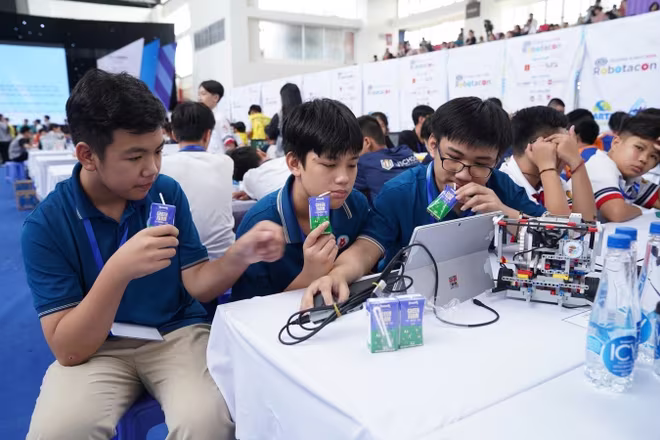 Các đội hội ý tìm giải pháp lập trình cho robot thực hiện nhiệm vụ của đề thi bất ngờ tại trang trại Green Farm và nhà máy Vinamilk Các đội hội ý tìm giải pháp lập trình cho robot thực hiện nhiệm vụ của đề thi bất ngờ tại trang trại Green Farm và nhà máy Vinamilk