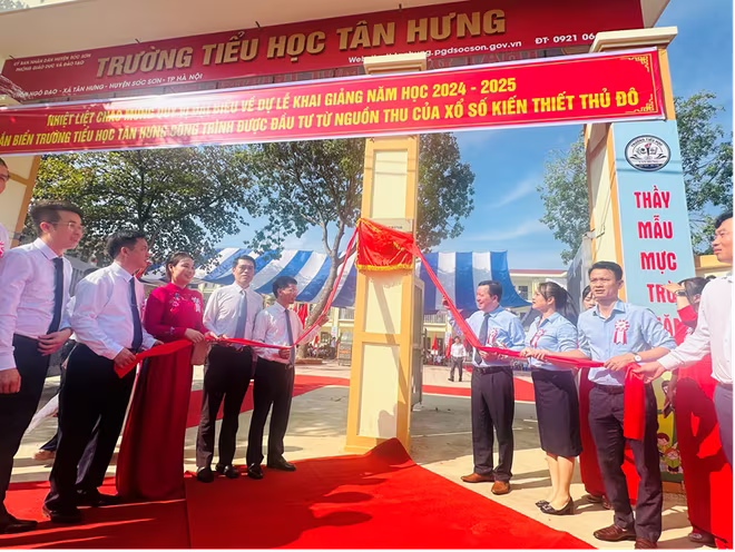 Ông Hoàng Mạnh Tuấn – TGĐ (thứ 4 bên phải), bà Trịnh Hồng Loan – PTGĐ (thứ 3 bên phải) Công ty TNHH MTV Xổ số KTTĐ và các đại biểu huyện Sóc Sơn tham dự Lễ gắn biển trường Tiểu học Tân Hưng Ông Hoàng Mạnh Tuấn – TGĐ (thứ 4 bên phải), bà Trịnh Hồng Loan – PTGĐ (thứ 3 bên phải) Công ty TNHH MTV Xổ số KTTĐ và các đại biểu huyện Sóc Sơn tham dự Lễ gắn biển trường Tiểu học Tân Hưng