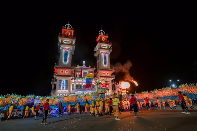 Hoạt động hội náo nhiệt tại Tòa Thánh Cao Đài. Ảnh: Sun World Ba Den Mountain Hoạt động hội náo nhiệt tại Tòa Thánh Cao Đài. Ảnh: Sun World Ba Den Mountain