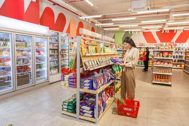 Khách hàng mua sắm tại hệ thống cửa hàng siêu thị của WinCommerce Khách hàng mua sắm tại hệ thống cửa hàng siêu thị của WinCommerce