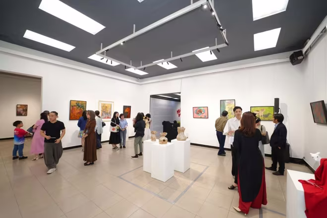 Đông đảo khách đến thưởng lãm các tác phẩm nghệ thuật độc đáo Đông đảo khách đến thưởng lãm các tác phẩm nghệ thuật độc đáo
