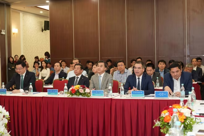 Hội thảo có sự tham gia của Thứ trưởng Bộ Y tế Trần Văn Thuấn cùng lãnh đạo các đơn vị bộ, ngành, địa phương, đại diện Tập đoàn Vingroup và các bệnh viện Hội thảo có sự tham gia của Thứ trưởng Bộ Y tế Trần Văn Thuấn cùng lãnh đạo các đơn vị bộ, ngành, địa phương, đại diện Tập đoàn Vingroup và các bệnh viện