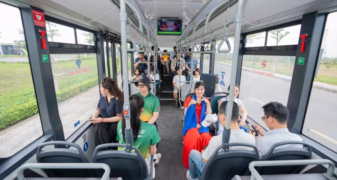 Du khách hào hứng trải nghiệm tuyến xe điện trên đảo Cát Bà (Ảnh: Ánh Dương) Du khách hào hứng trải nghiệm tuyến xe điện trên đảo Cát Bà (Ảnh: Ánh Dương)