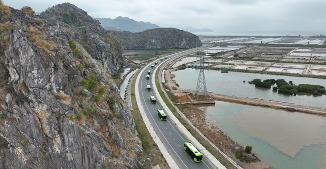 Tuyến xe điện ga Phù Long – Vịnh trung tâm Xanh Island vận hành miễn phí đến ngày 15/5 (Ảnh: Ánh Dương) Tuyến xe điện ga Phù Long – Vịnh trung tâm Xanh Island vận hành miễn phí đến ngày 15/5 (Ảnh: Ánh Dương)