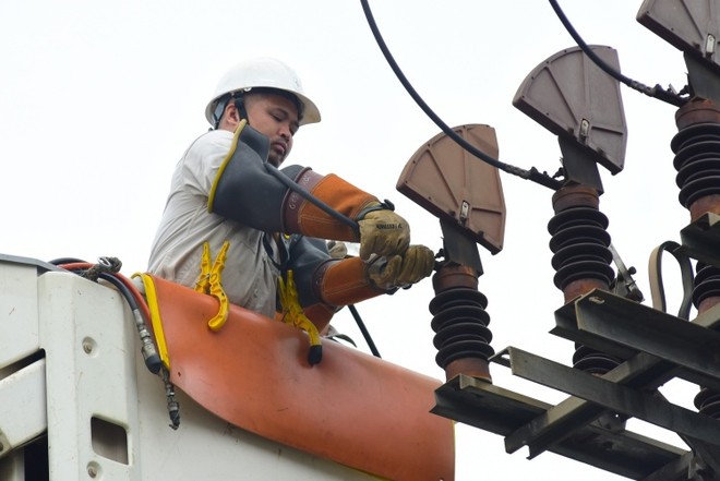Đội Hotline làm việc trên lưới điện đến cấp điện áp 22kV.