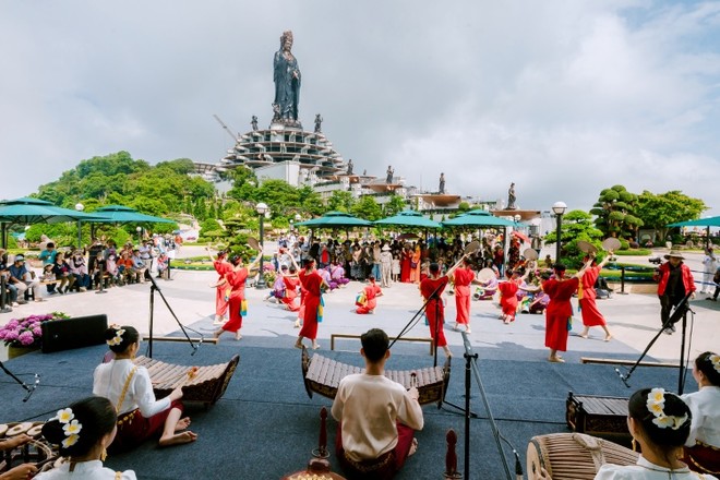 Các chương trình nghệ thuật diễn ra sôi động trên đỉnh núi. Ảnh Sun World Ba Den Mountain