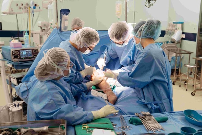 Vinmec thực hiện thành công ca phẫu thuật thay toàn bộ xương đùi cho bệnh nhi nhỏ tuổi nhất thế giới bằng công nghệ in 3D