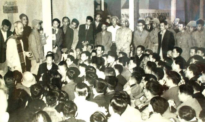 Bác Hồ tới thăm hỏi, động viên những người thợ điện Thủ đô tại Nhà máy Đèn Bờ Hồ ngày 21/12/1954