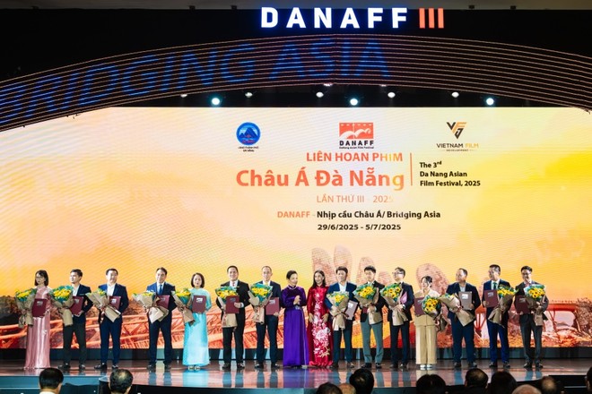 Ông Đỗ Thanh Tuấn – đại diện Vinamilk (thứ 3 từ trái sang) đại diện Vinamilk nhận hoa và thư cảm ơn từ Ban tổ chức DANAFF III (Ảnh: Thành Huy).