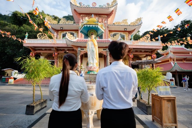 Du khách đảnh lễ trước tượng Quán Thế Âm Bồ Tát tại chùa Bà. Ảnh: Sun World Ba Den Mountain