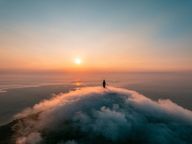Đỉnh núi Bà Đen với tượng Phật Bà Tây Bổ Đà Sơn uy nghi. Ảnh: Sun World Ba Den Mountain