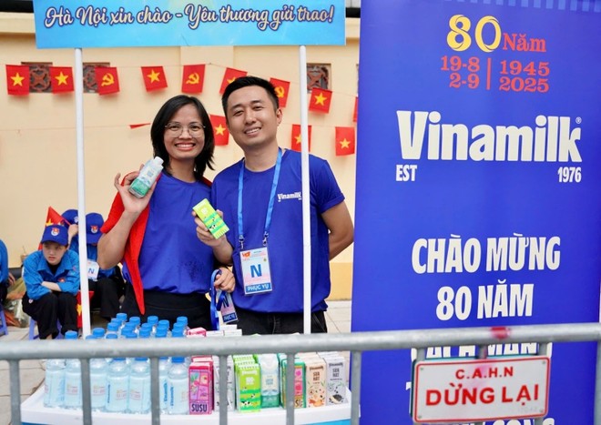 15 điểm tiếp ứng các sản phẩm dinh dưỡng của Vinamilk được triển khai dọc các tuyến đường trọng điểm khá thuận tiện để phục vụ lực lượng làm nhiệm vụ và người dân tham gia cổ vũ. Hòa cùng niềm vui của nhân dân cả nước, vinh dự được nhận nhiệm vụ, đội ngũ tiếp sức dinh dưỡng của Vinamilk luôn vui tươi với tinh thần sẵn sàng phục vụ. (Ảnh: Vi Nam) 15 điểm tiếp ứng các sản phẩm dinh dưỡng của Vinamilk được triển khai dọc các tuyến đường trọng điểm khá thuận tiện để phục vụ lực lượng làm nhiệm vụ và người dân tham gia cổ vũ. Hòa cùng niềm vui của nhân dân cả nước, vinh dự được nhận nhiệm vụ, đội ngũ tiếp sức dinh dưỡng của Vinamilk luôn vui tươi với tinh thần sẵn sàng phục vụ. (Ảnh: Vi Nam)