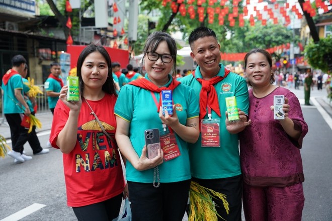 Giữa những ngày tập luyện miệt mài, các khối quần chúng và khối văn hóa – thể thao hào hứng đón nhận nguồn dinh dưỡng thiết thực từ Vinamilk. (Ảnh: Vi Nam) Giữa những ngày tập luyện miệt mài, các khối quần chúng và khối văn hóa – thể thao hào hứng đón nhận nguồn dinh dưỡng thiết thực từ Vinamilk. (Ảnh: Vi Nam)