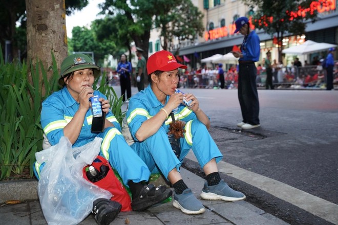 Phút nghỉ ngơi và tiếp thêm chút năng lượng bằng sữa tươi Vinamilk của các chị góp phần quan trọng để đại lễ diễn ra với những tuyến đường sạch sẽ, ngăn nắp. (Ảnh: Vi Nam) Phút nghỉ ngơi và tiếp thêm chút năng lượng bằng sữa tươi Vinamilk của các chị góp phần quan trọng để đại lễ diễn ra với những tuyến đường sạch sẽ, ngăn nắp. (Ảnh: Vi Nam)