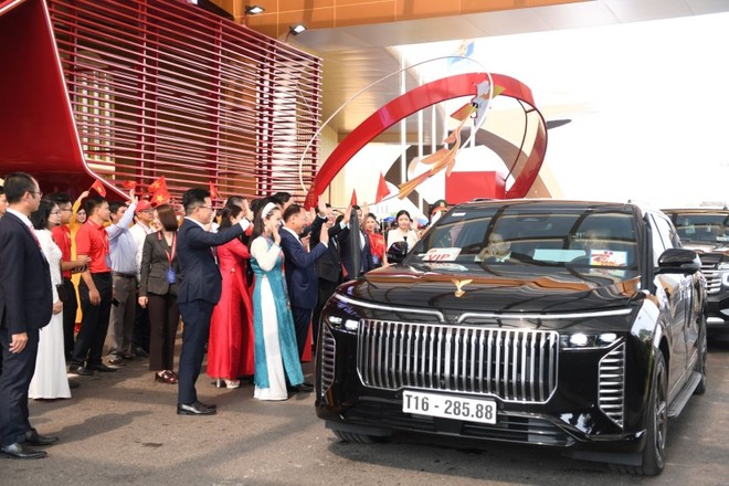 Lạc Hồng 900 LX đưa nguyên thủ quốc tế tới tham quan “Triển lãm thành tựu đất nước: 80 năm hành trình Độc lập – Tự do – Hạnh phúc”