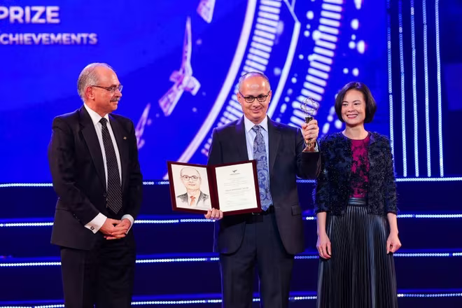 GS.Omar M.Yaghi được trao Giải Đặc biệt VinFuture mùa đầu tiên tại Hà Nội - Ảnh: VFP