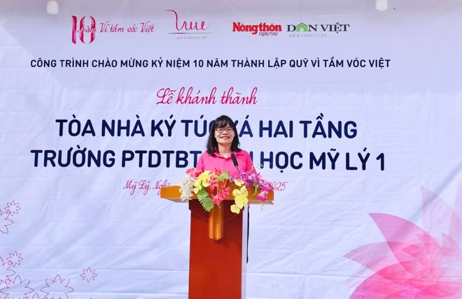 Bà Trần Hồng Điệp - Giám đốc Quỹ Vì Tầm Vóc Việt phát biểu