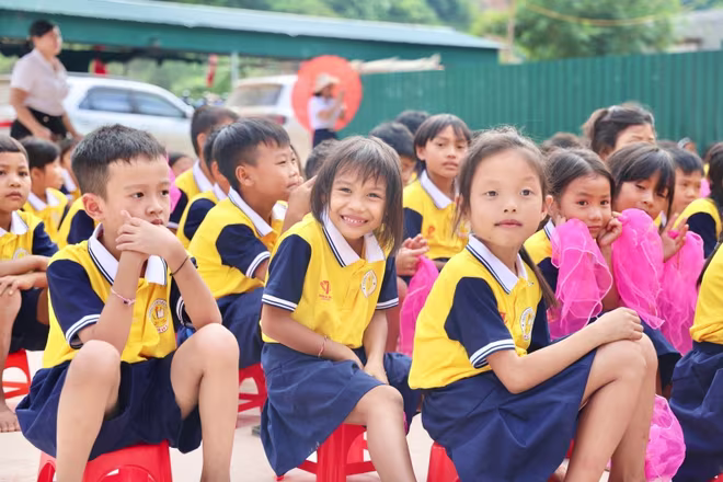 Niềm vui của học sinh trong ngày khánh thành ký túc xá mới