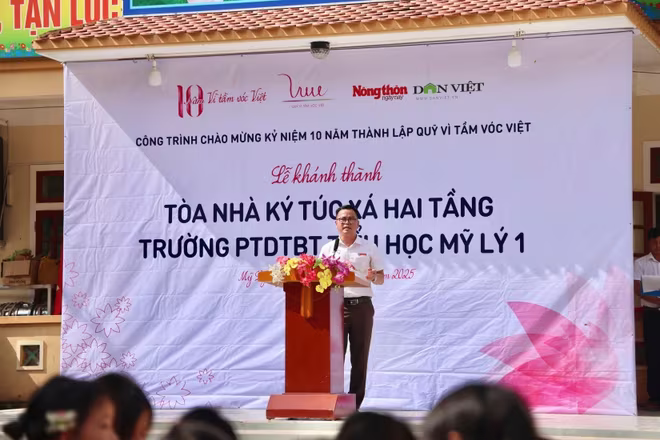 Thầy Nguyễn Thế Vĩnh – Hiệu trưởng nhà trường phát biểu