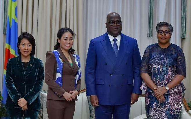 Tổng thống CHDC Congo - ông Félix Tshisekedi (thứ 2 từ phải sang), Thủ tướng CHDC Congo - Bà Judith Suminwa Tuluka (ngoài cùng bên phải) và Bà Lê Thị Thu Thuỷ - Phó Chủ tịch Vingroup (thứ 2 từ trái sang) trong buổi trao đổi hợp tác tại Congo (Nguồn ảnh: https://presidence.cd/) Tổng thống CHDC Congo - ông Félix Tshisekedi (thứ 2 từ phải sang), Thủ tướng CHDC Congo - Bà Judith Suminwa Tuluka (ngoài cùng bên phải) và Bà Lê Thị Thu Thuỷ - Phó Chủ tịch Vingroup (thứ 2 từ trái sang) trong buổi trao đổi hợp tác tại Congo (Nguồn ảnh: https://presidence.cd/)