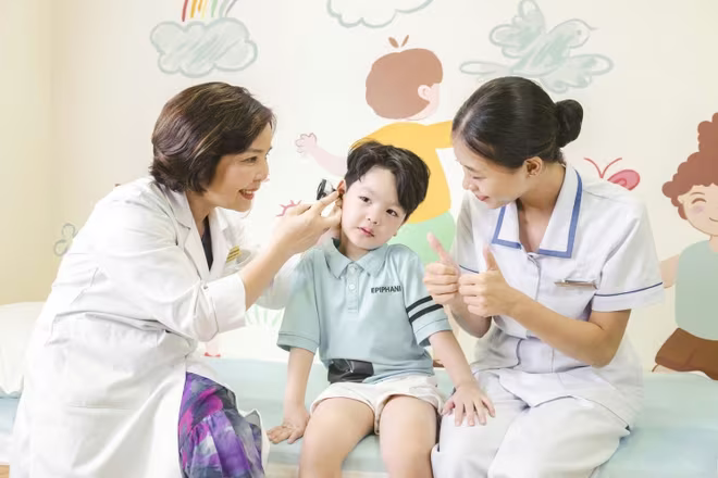 PGS. TS. BS Lê Thị Minh Hương thăm khám, chăm sóc cho bệnh nhi PGS. TS. BS Lê Thị Minh Hương thăm khám, chăm sóc cho bệnh nhi