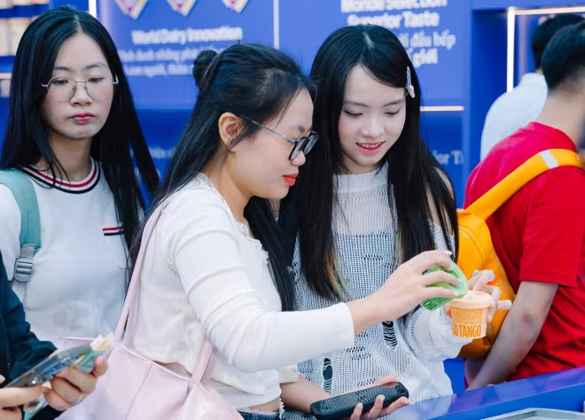 Các sản phẩm mới của Vinamilk tạo ra xu hướng mới, thu hút người tiêu dùng trải nghiệm. Ảnh: Vi Nam Các sản phẩm mới của Vinamilk tạo ra xu hướng mới, thu hút người tiêu dùng trải nghiệm. Ảnh: Vi Nam