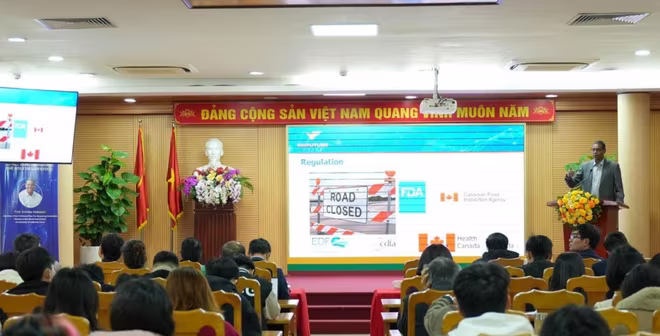 GS. Kebreab trình bày chuyên đề trước các nhà nghiên cứu và cán bộ Học viện Nông nghiệp Việt Nam vào tháng 12/2023. Ảnh: VFP