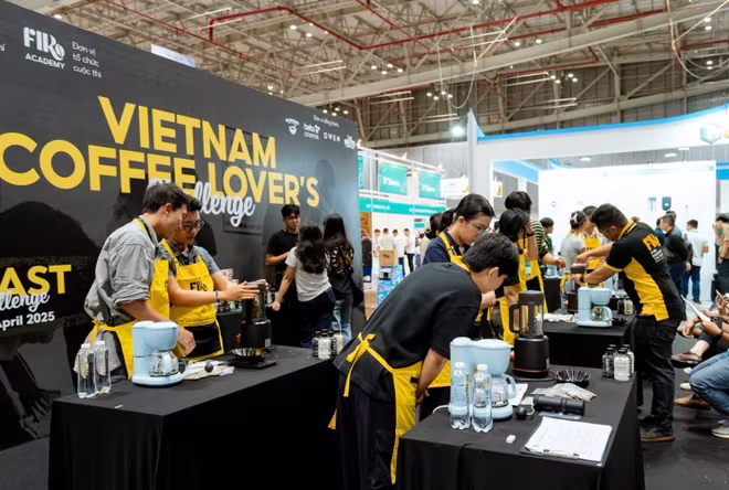 Các barista trong cuộc thi pha chế tại Triển lãm quốc tế Cafe Show Việt Nam 2025 Các barista trong cuộc thi pha chế tại Triển lãm quốc tế Cafe Show Việt Nam 2025