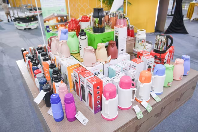 Những sản phẩm tiện dụng trong cuộc sống tại quầy hàng của Rạng Đông. Những sản phẩm tiện dụng trong cuộc sống tại quầy hàng của Rạng Đông.