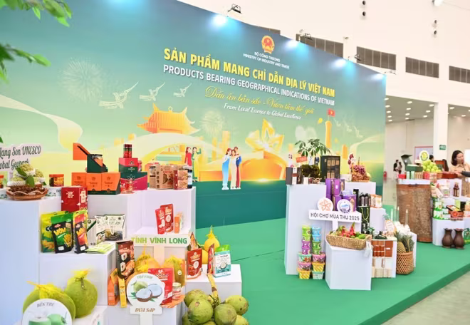 Quầy hàng với những sản phẩm mang chỉ dẫn địa lý Việt Nam Quầy hàng với những sản phẩm mang chỉ dẫn địa lý Việt Nam